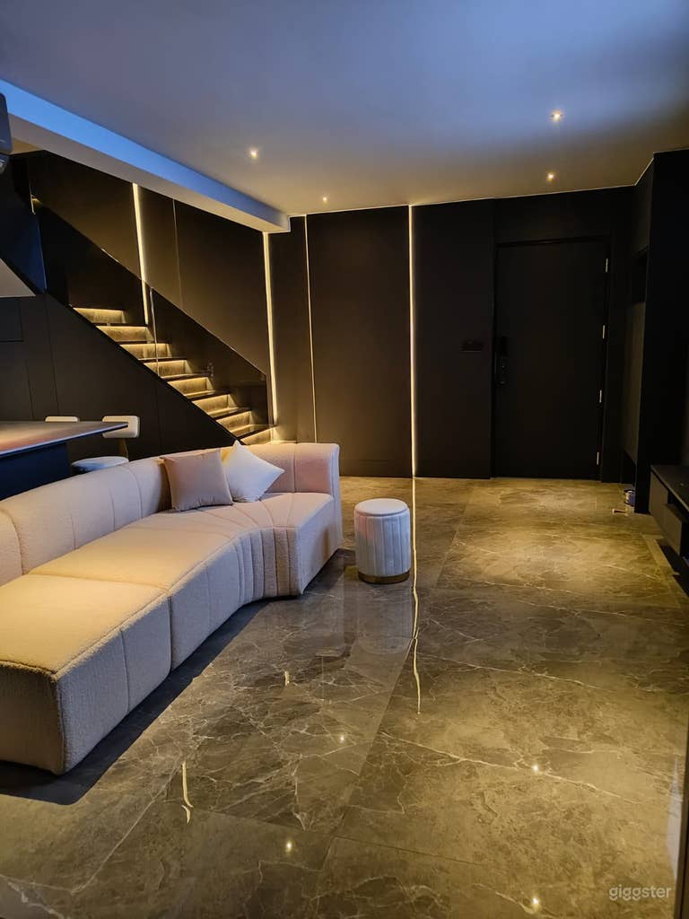  mansión oscura y lujosa con gimnasio, sala de cine, balcón 