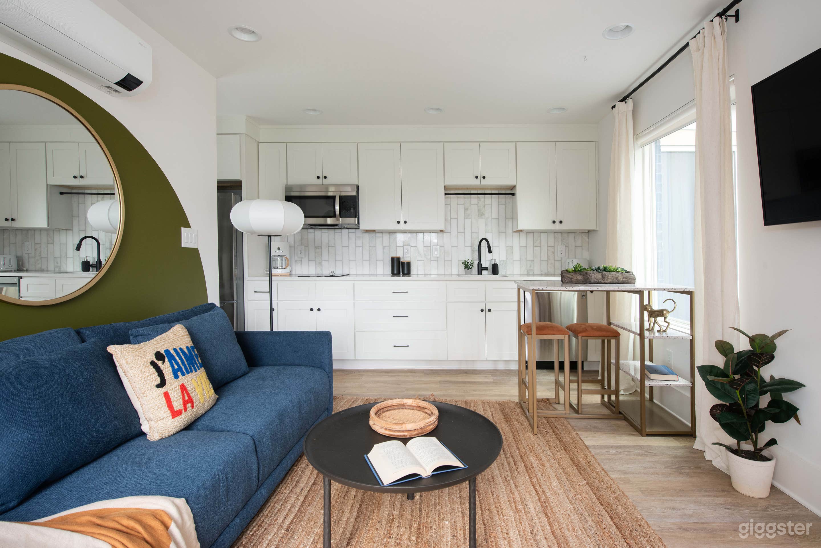  Caviar Dreams - Stylish, Contemporary Comfort  Photo 3