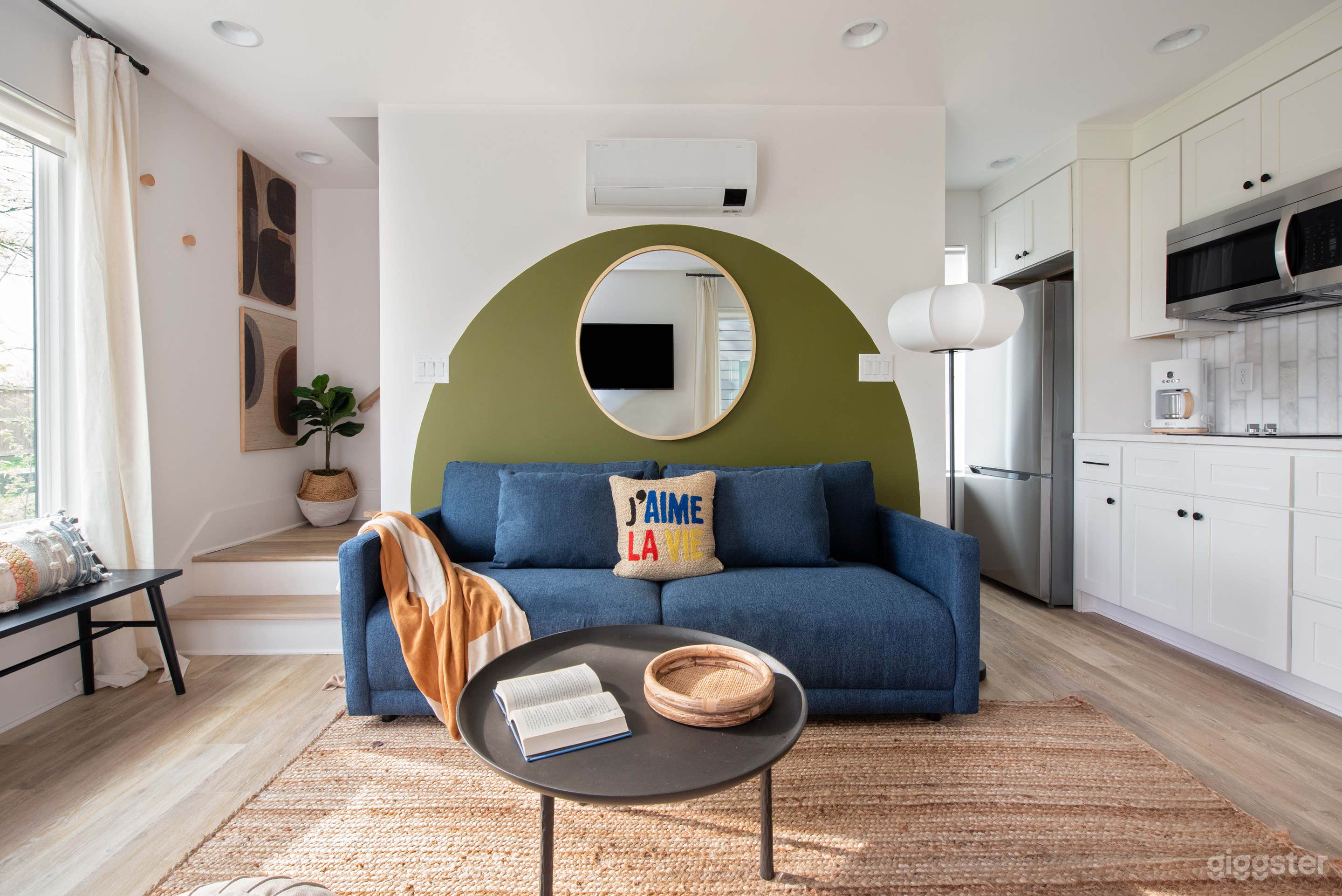  Caviar Dreams - Stylish, Contemporary Comfort  Photo 2