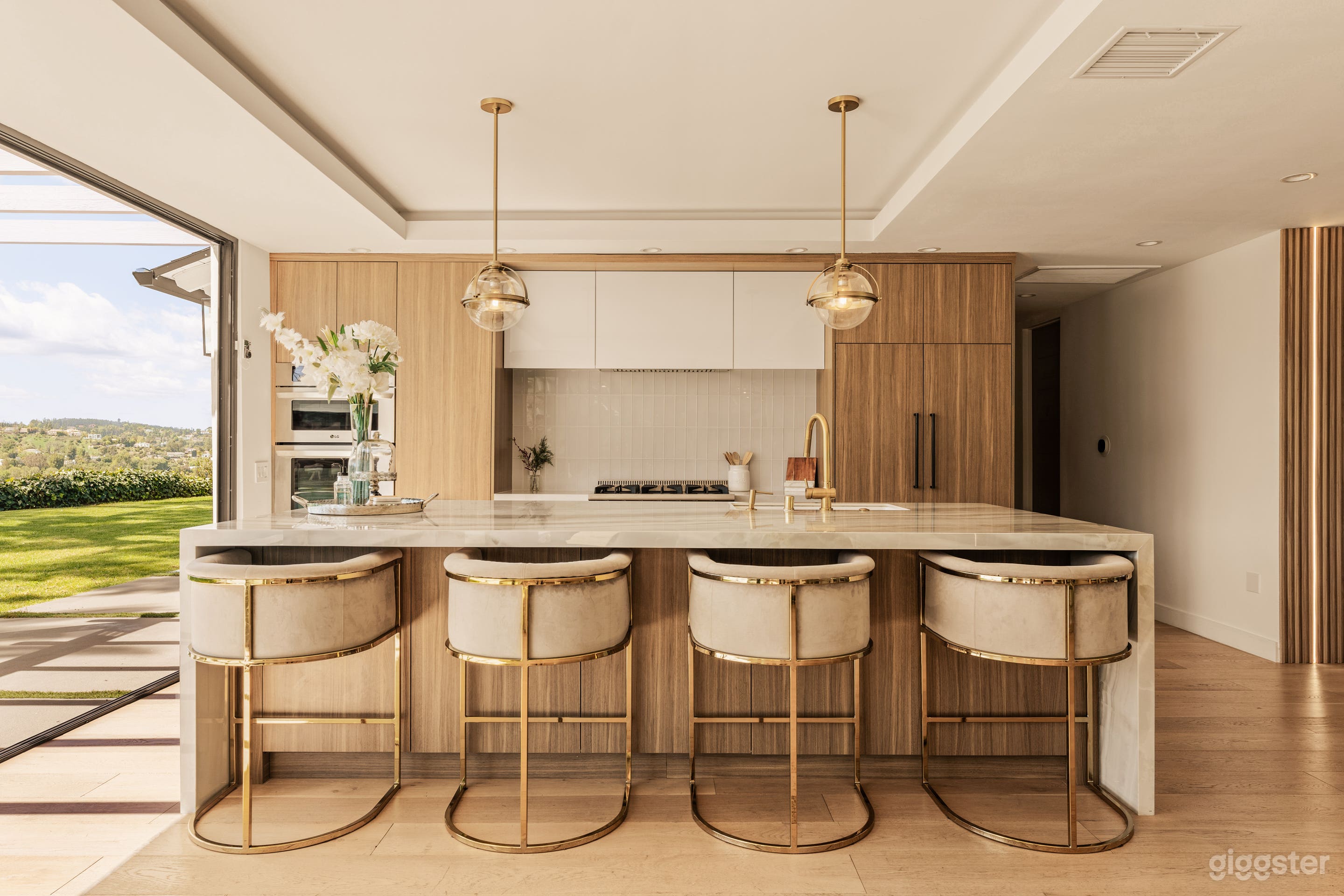 Pool with spa oversized ultra private backyard  Photo 2