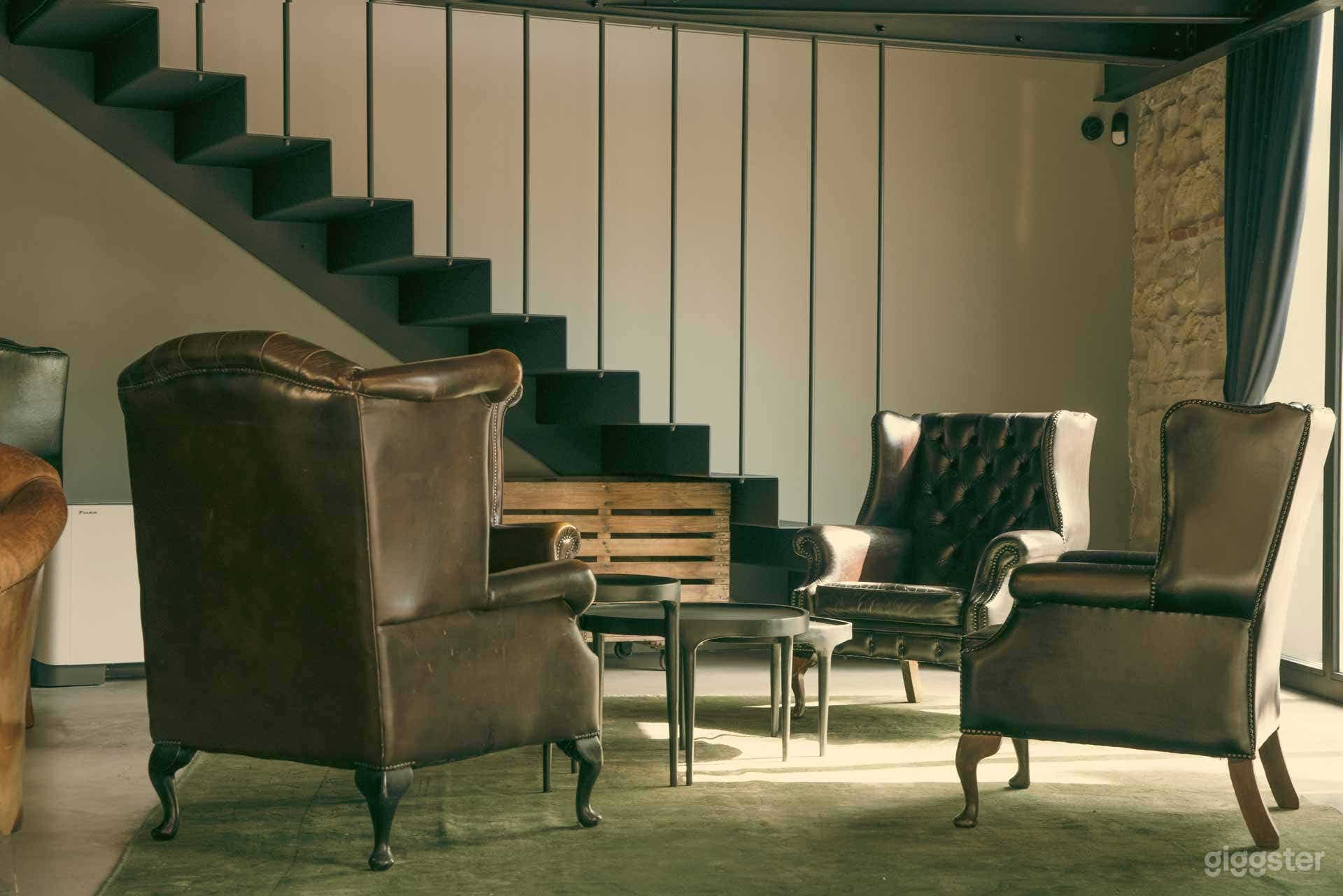 Foto di Elegante Reception e Area Lounge in Stile Industriale 4