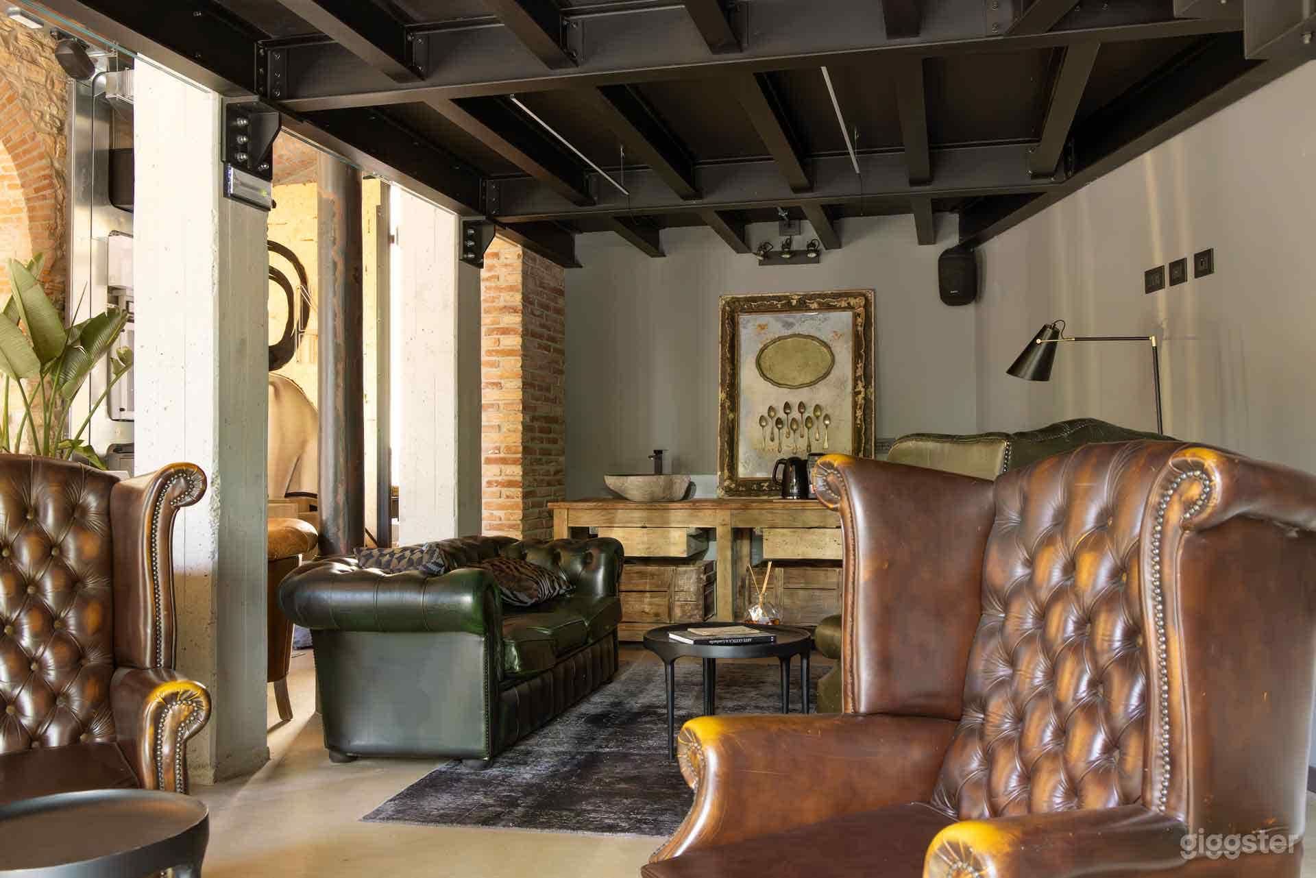 Foto di Elegante Reception e Area Lounge in Stile Industriale 3