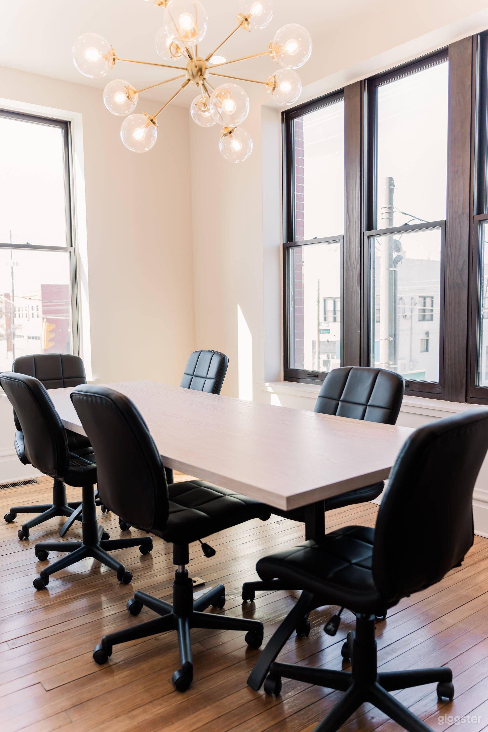 Downtown Meeting/Conference Space w/ Natural Lighting &amp; Modern Finishes Photo 3