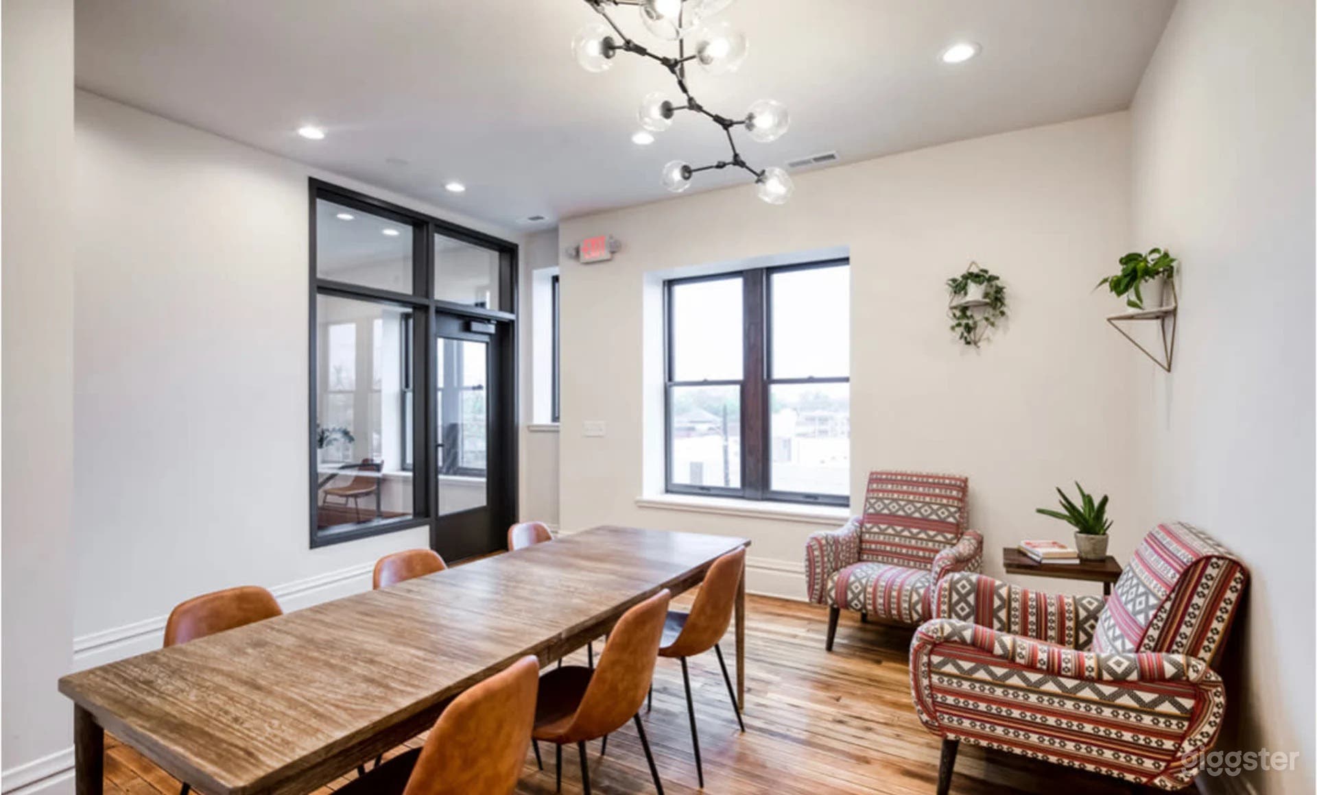 Downtown Meeting/Conference Space w/ Natural Lighting &amp; Modern Finishes Photo 2