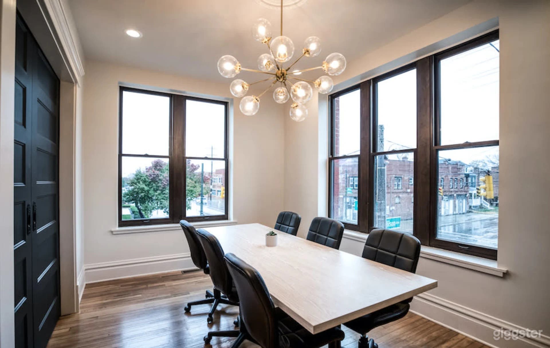 Downtown Meeting/Conference Space w/ Natural Lighting &amp; Modern Finishes Photo 1