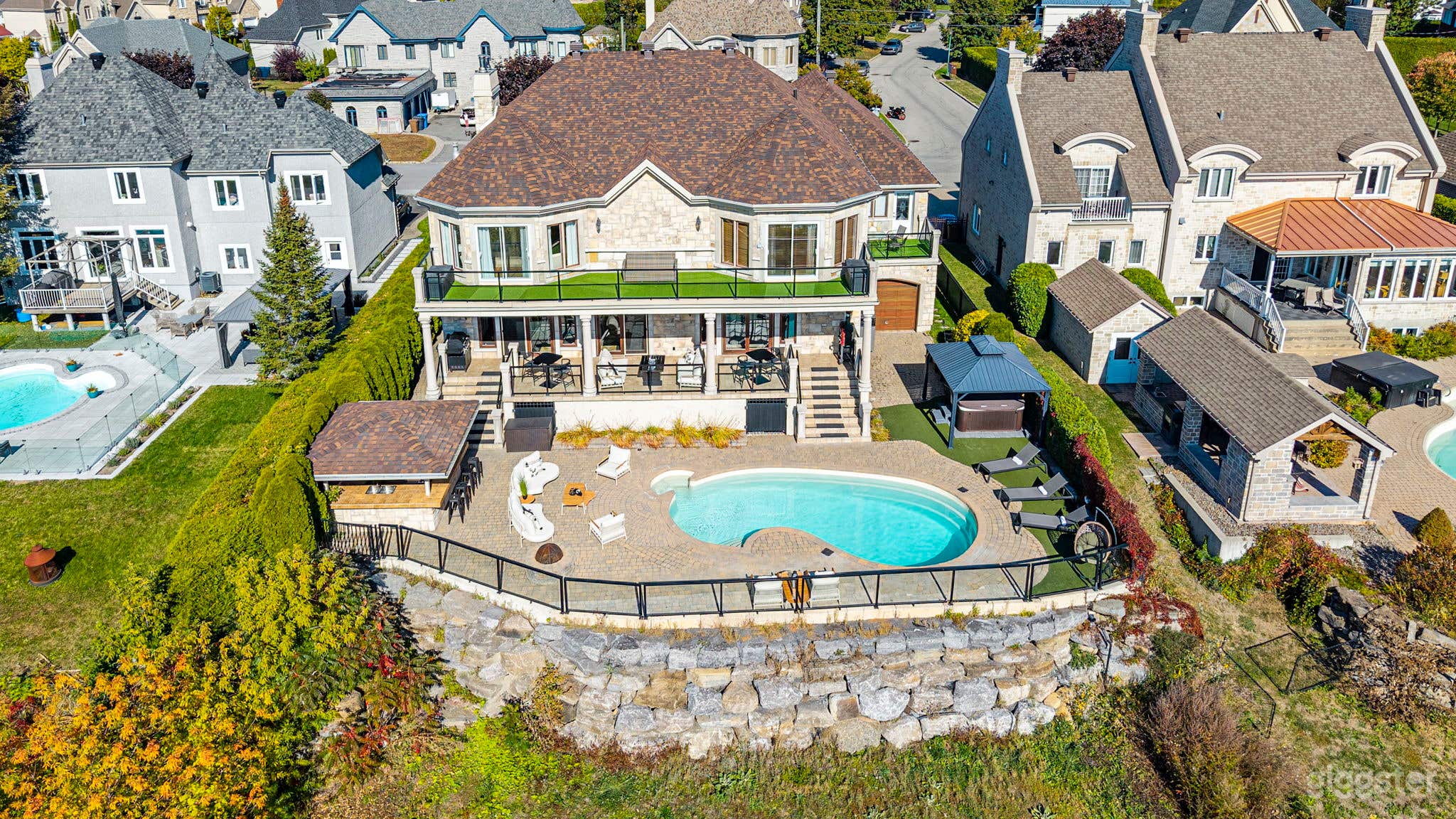 Waterfront House packed with amenities Photo 2