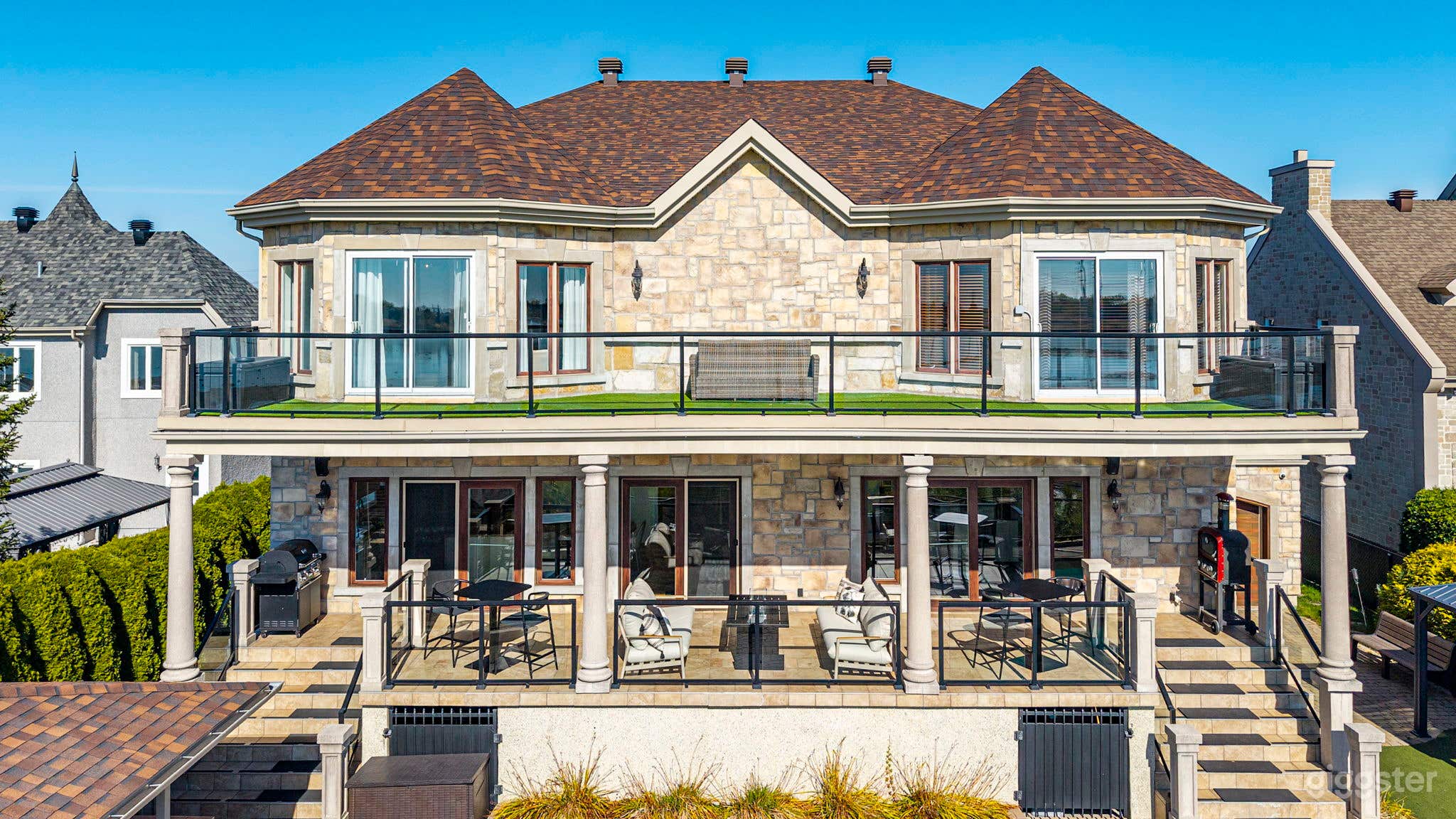 Waterfront House packed with amenities Photo 3