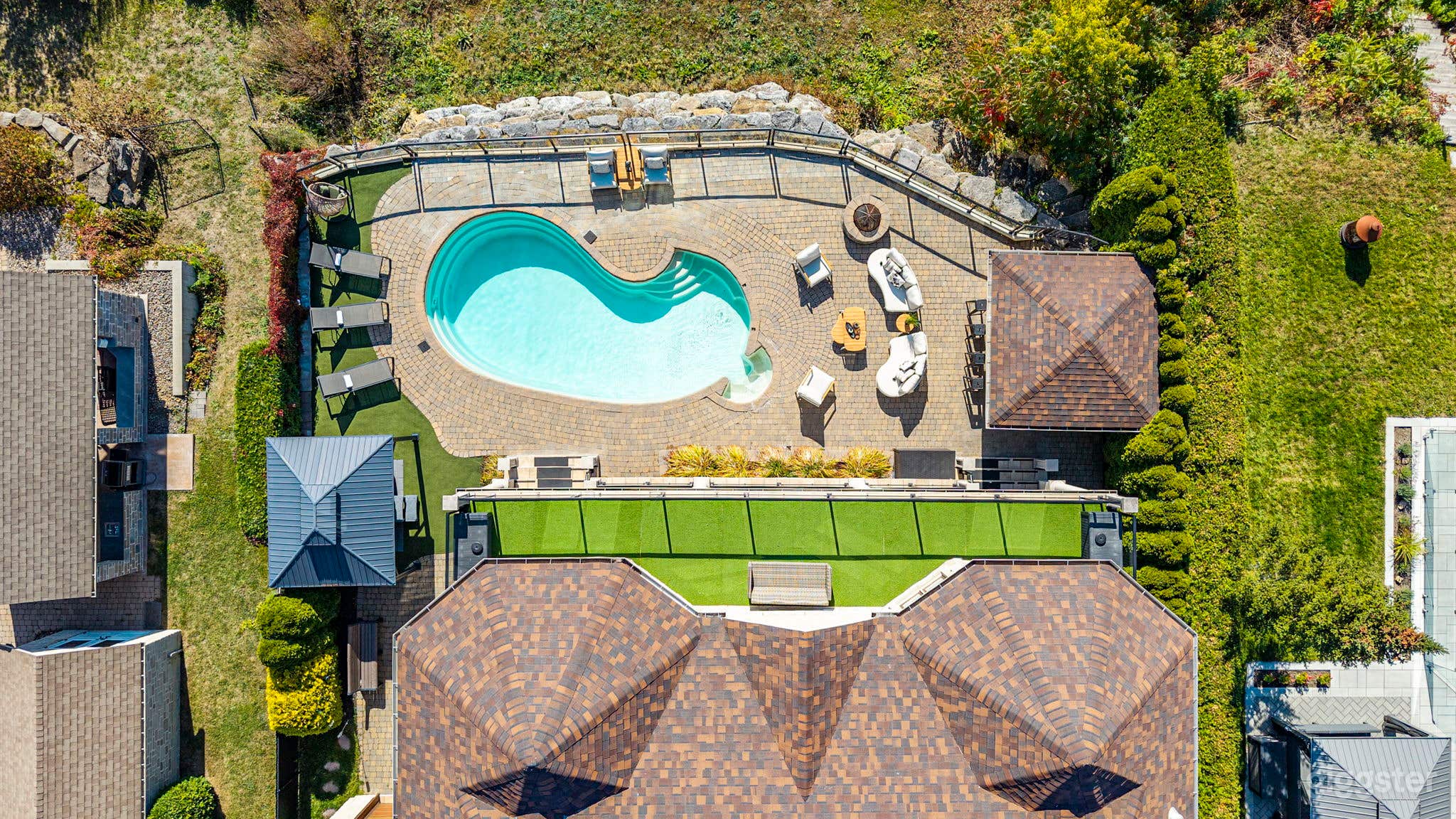 Waterfront House packed with amenities Photo 4