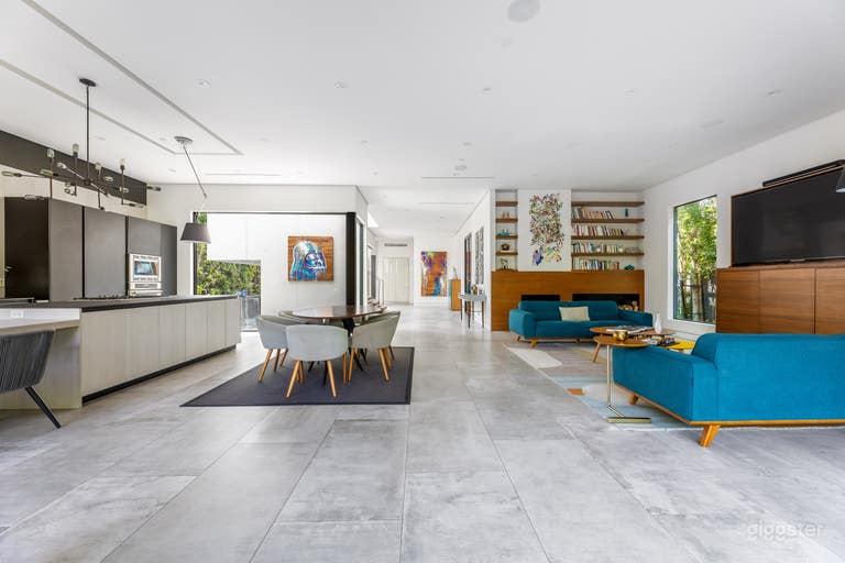  A Luxurious Oasis in front of Runyon Canyon 