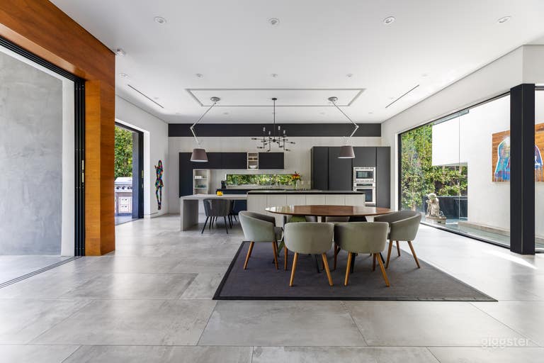  A Luxurious Oasis in front of Runyon Canyon 