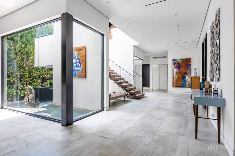  A Luxurious Oasis in front of Runyon Canyon 