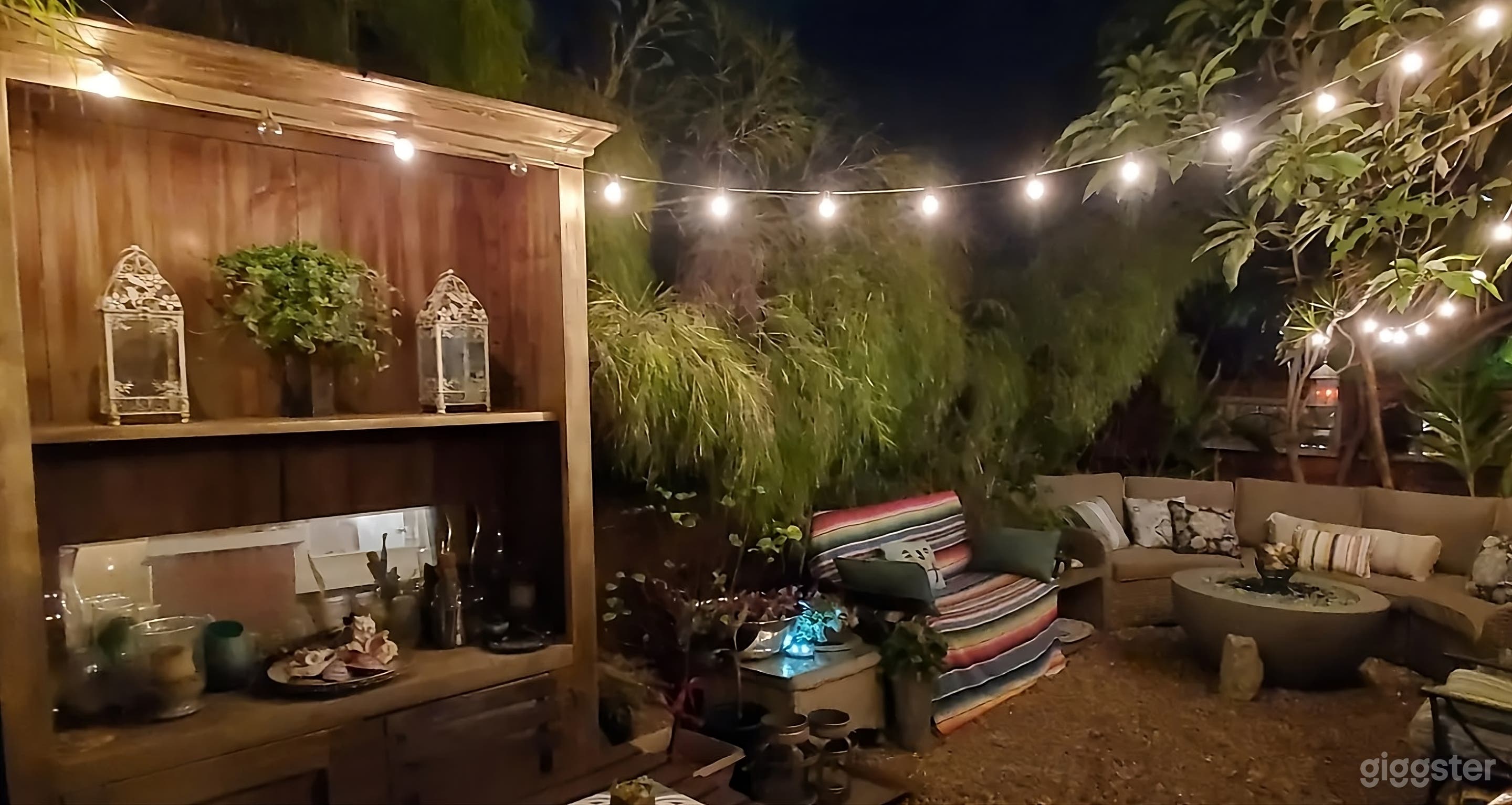 Vibrant &amp; Versatile Backyard Photo 3