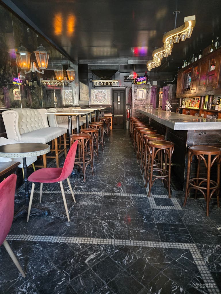  Bar de Vinos Íntimo y Lounge de Cócteles con Jazz en Vivo 