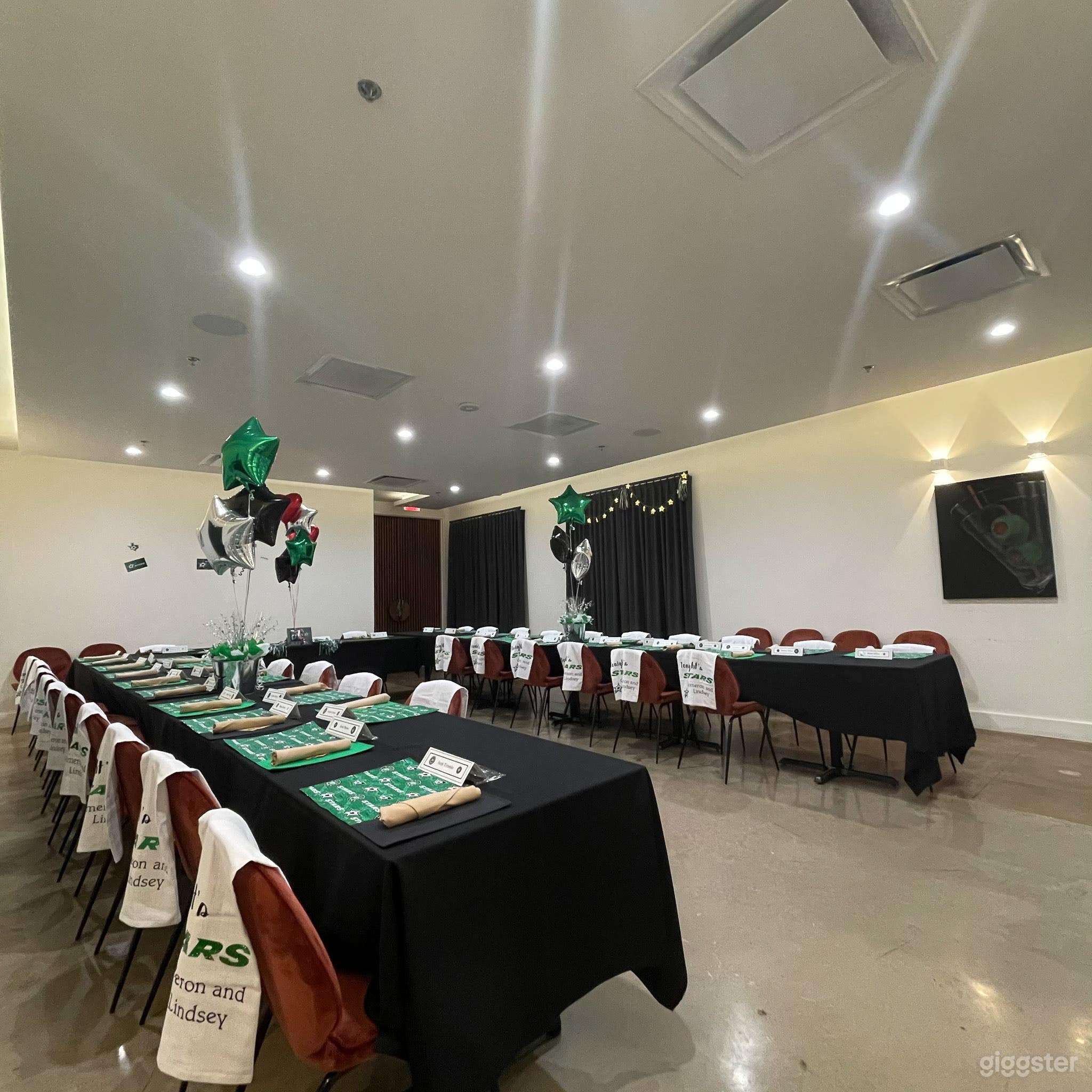 Sophisticated Private Dining Room Photo 3