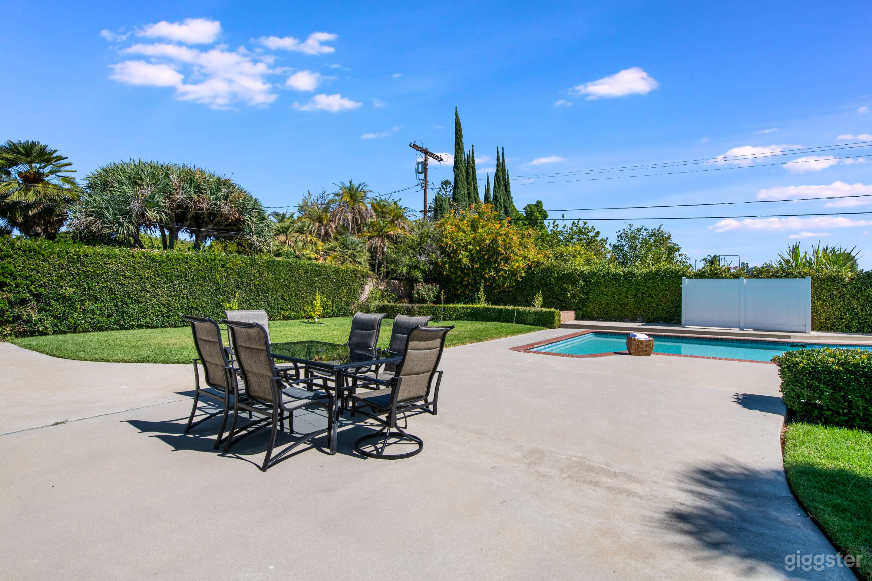 Huge house with pool  Photo 1