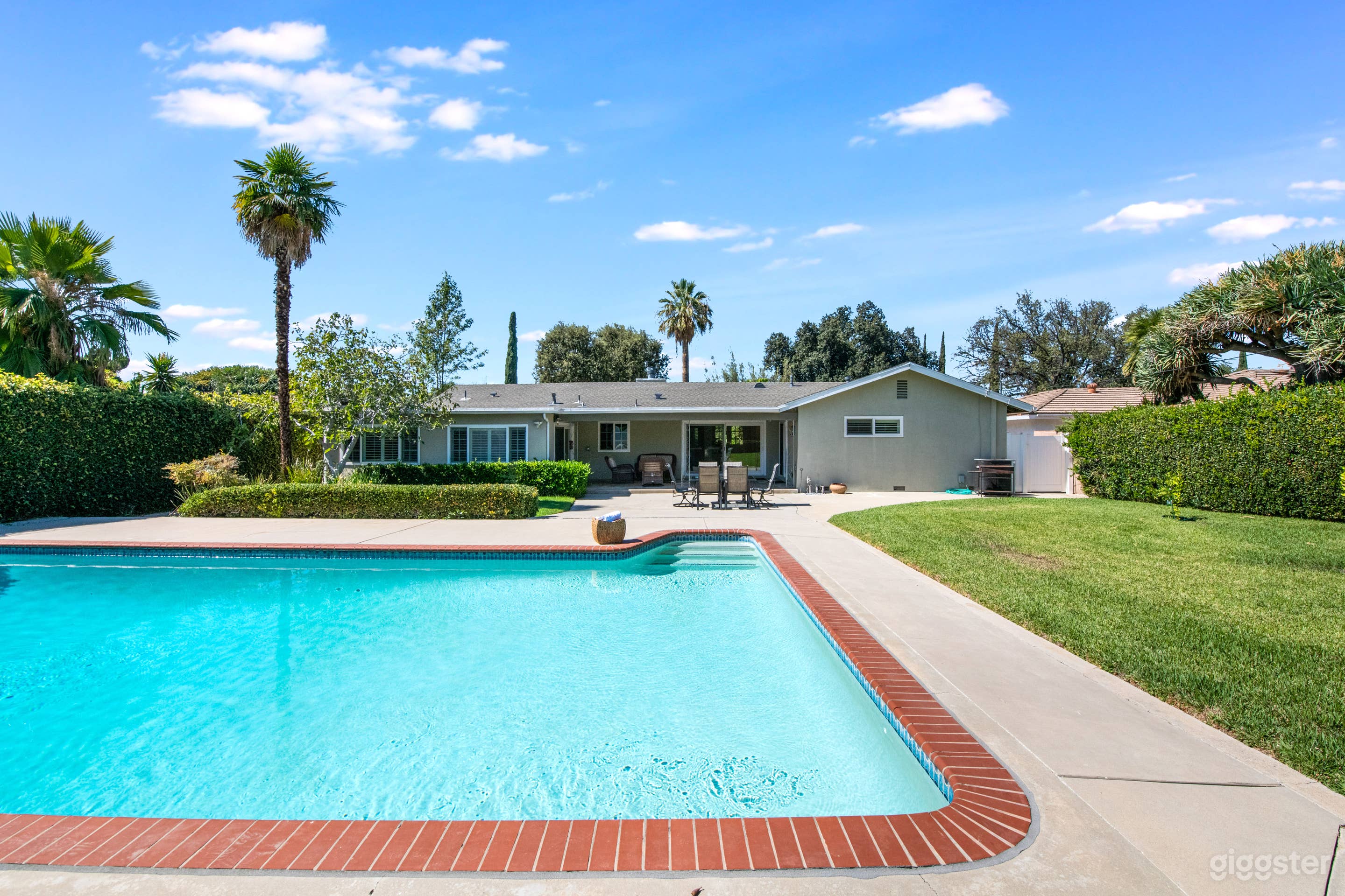 Huge house with pool  Photo 2