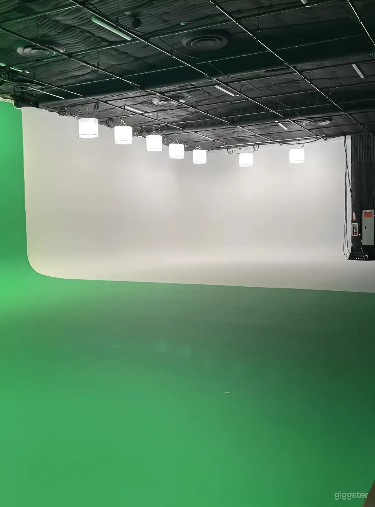 Dynamic 3,750 Sq. Ft. Shooting Space with Split Chromakey Cyclorama - Soundstage 3 Photo 3