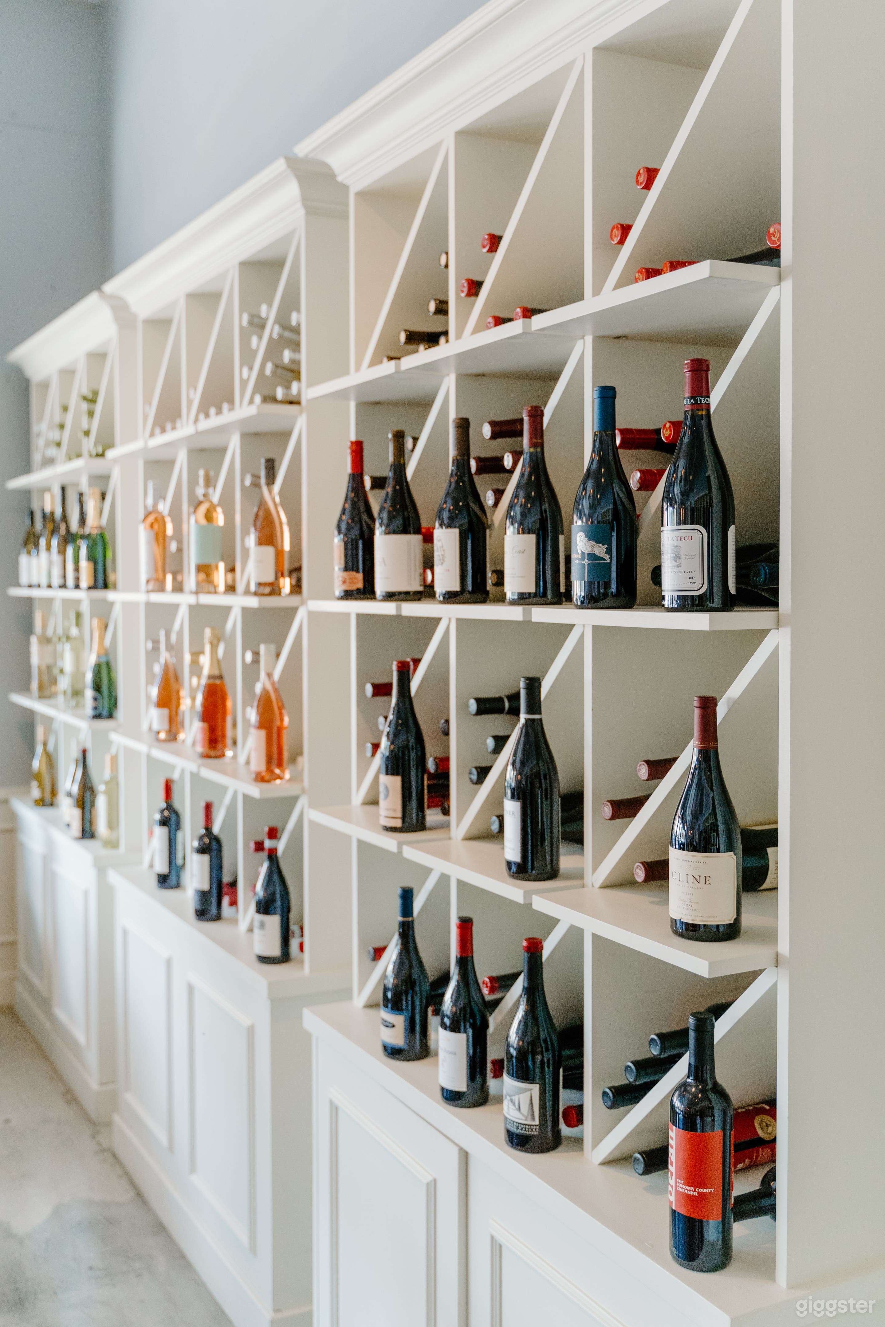 Elegant Wine Bar, Restaurant, Boutique Photo 2