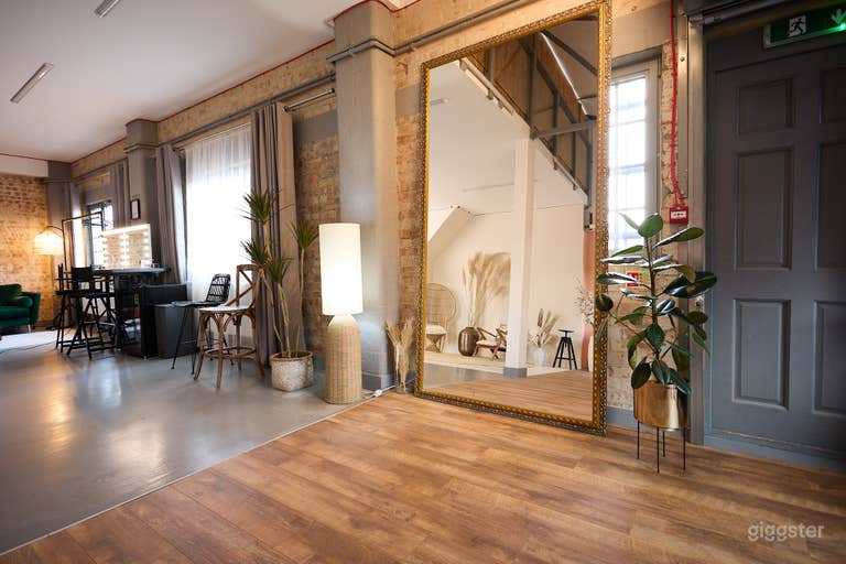  PHOTOGRAPHY STUDIO - CONTENT CREATION STUDIO 