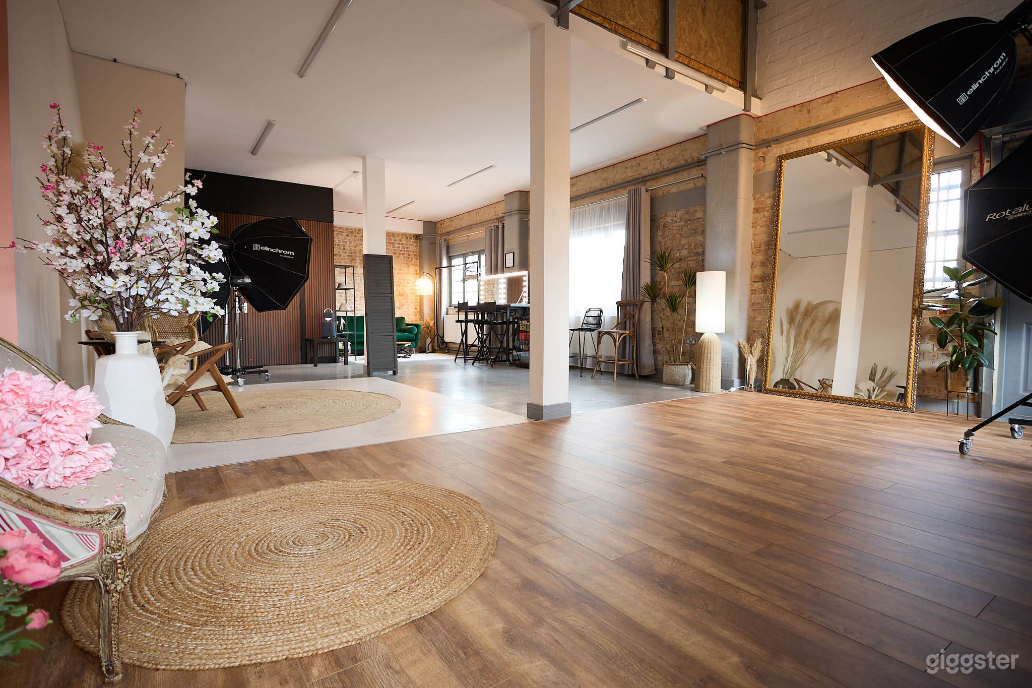 PHOTOGRAPHY STUDIO - CONTENT CREATION STUDIO Photo 1