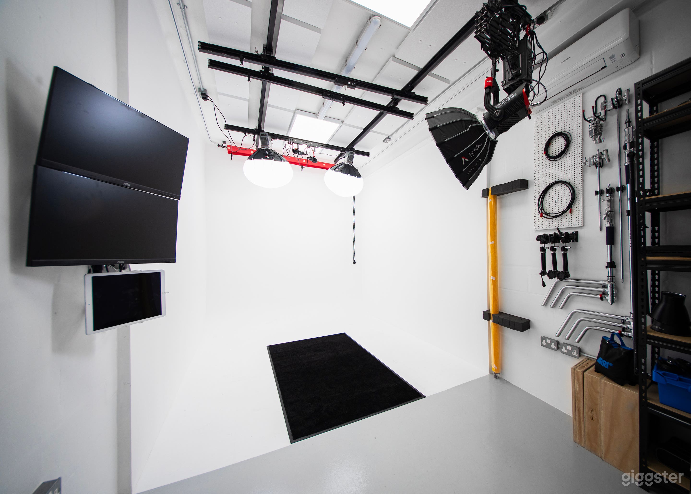 Film &amp; Photo Studio – Clean White Space Photo 1