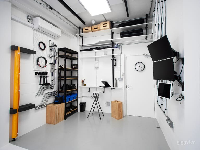  Film & Photo Studio – Clean White Space 