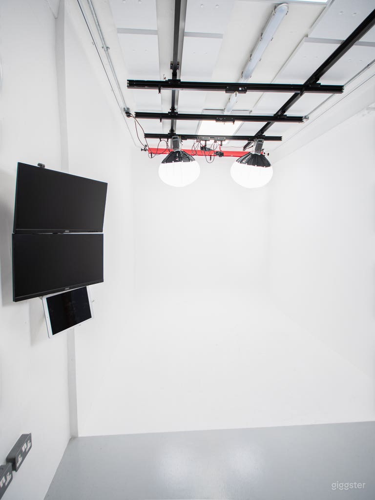  Film & Photo Studio – Clean White Space 