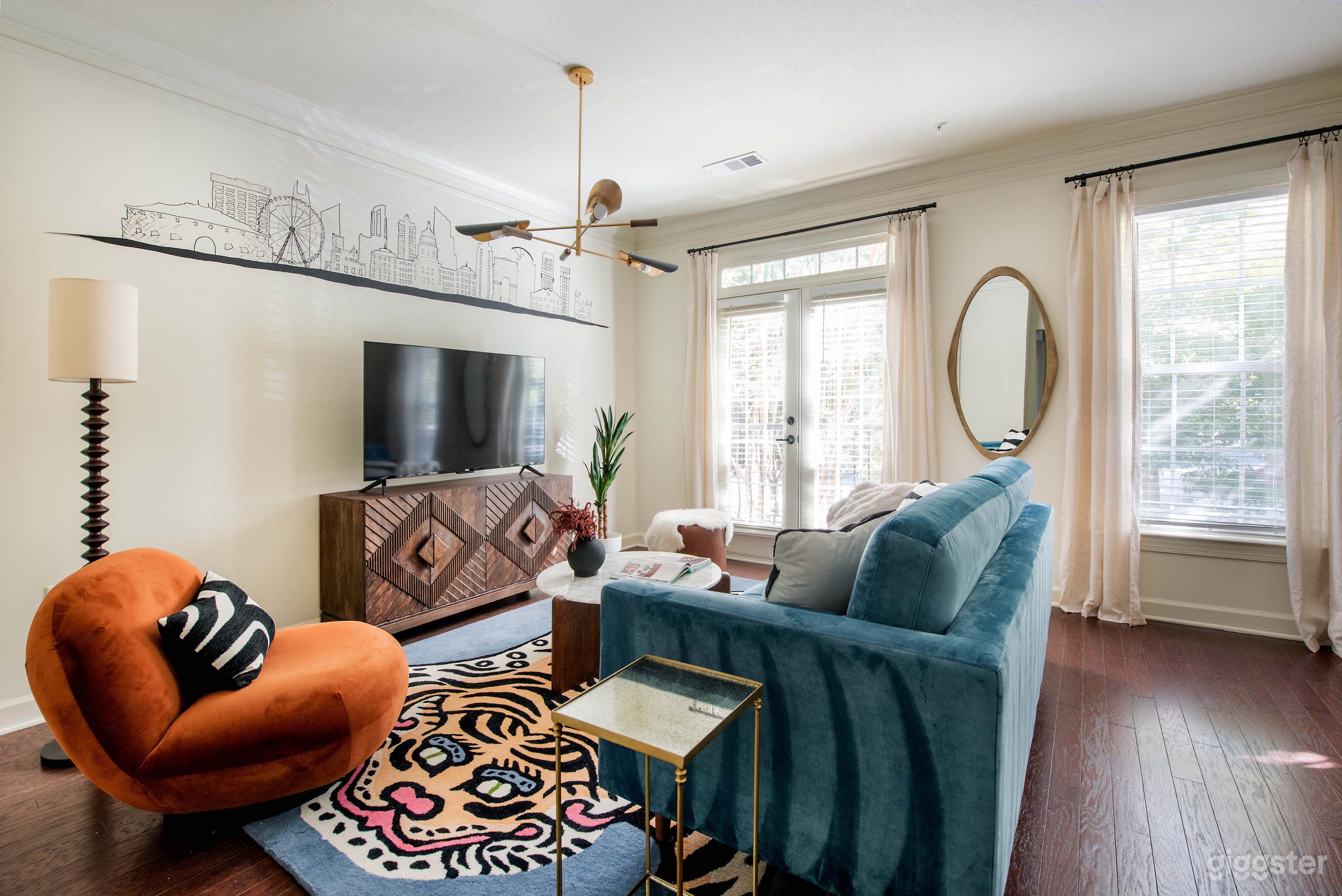 Designer Townhome, Garage, Office with Urban Elegance Photo 2