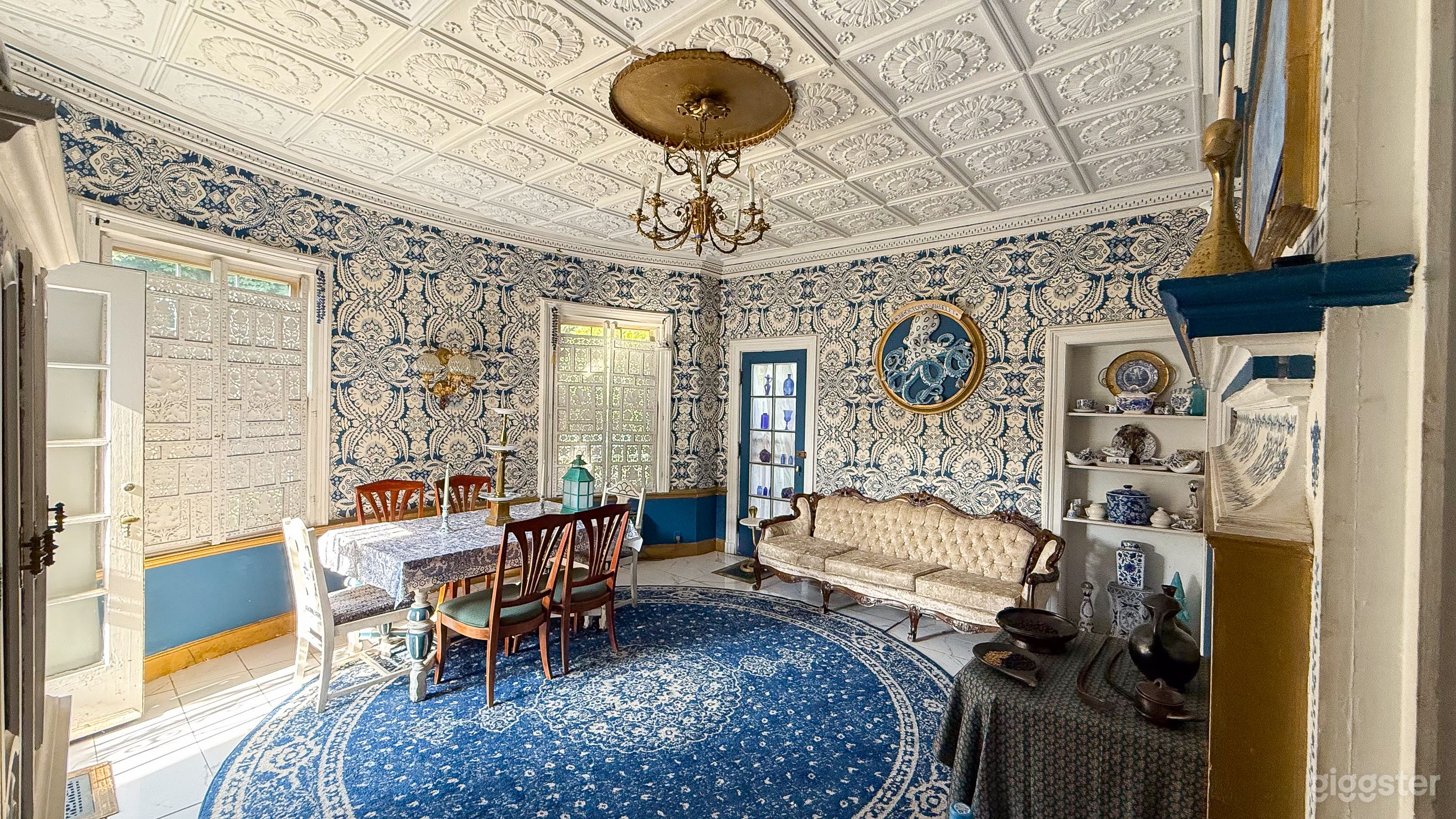 Aesthetic 19th century colonial home with ornate interiors Photo 2