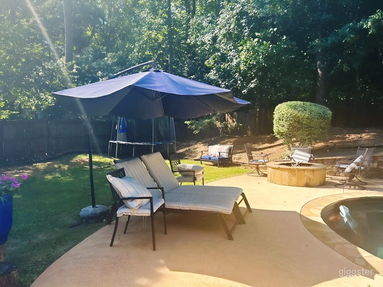  Hermoso patio trasero con piscina y espacio para entretenimiento 