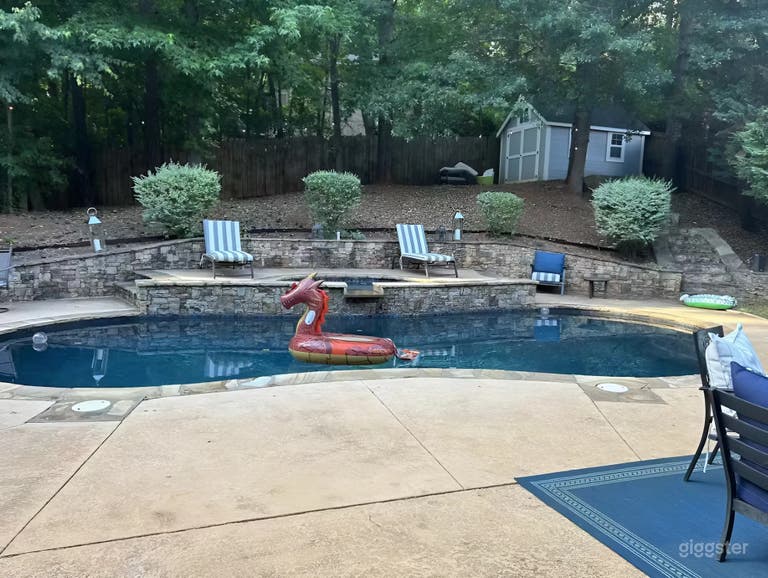  Hermoso patio trasero con piscina y espacio para entretenimiento 