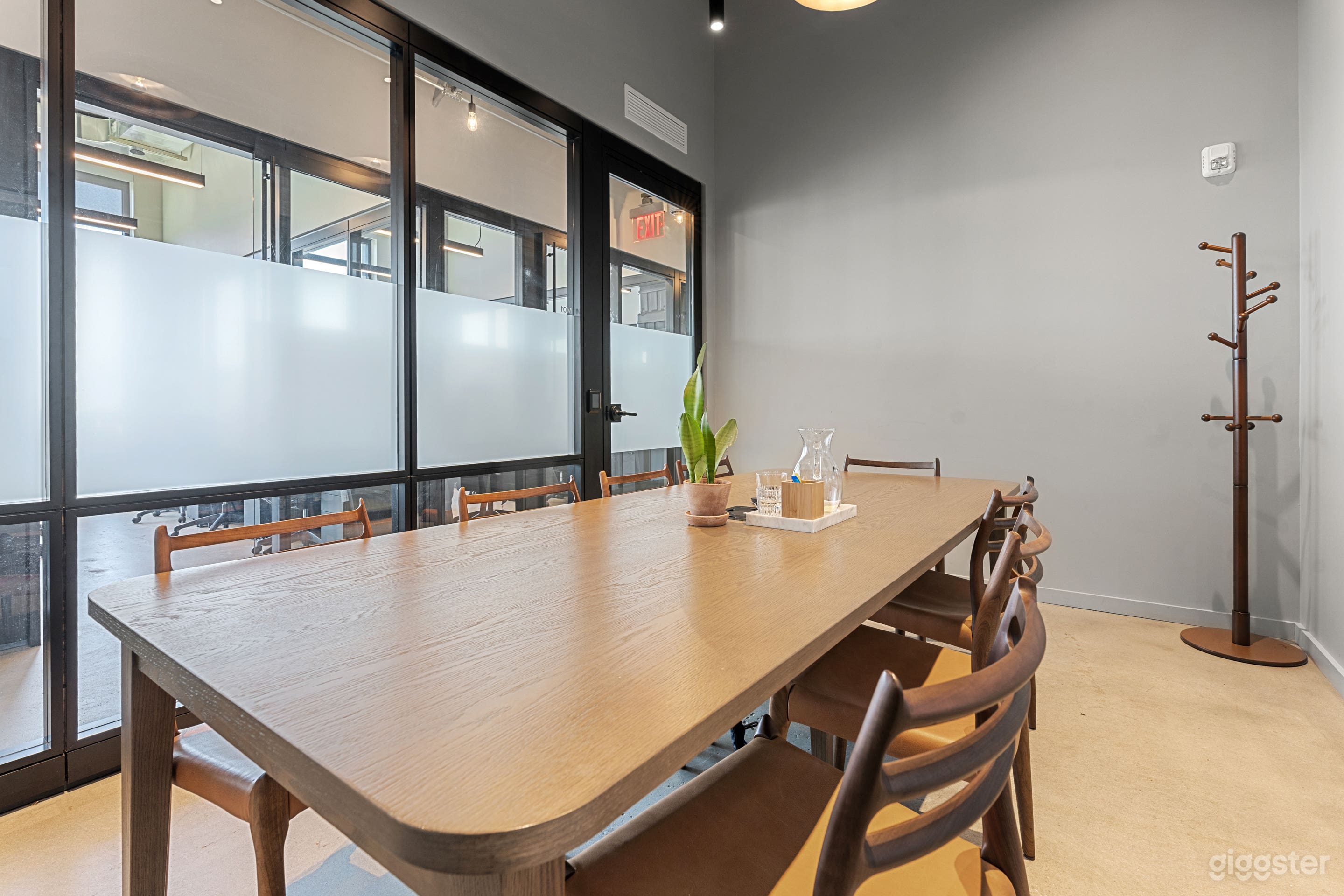 M1: Meeting Room for 8 in Boutique Office Photo 3