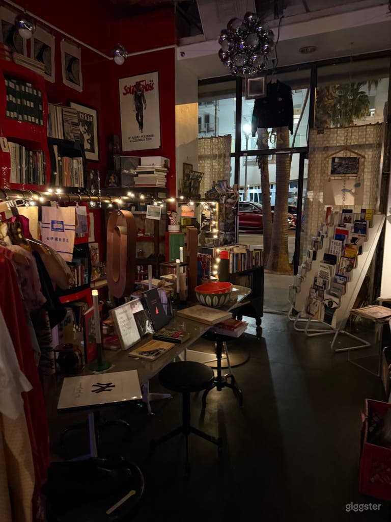  Bibliothèque/Boutique vintage dans un bâtiment des années 1920 avec décor original 