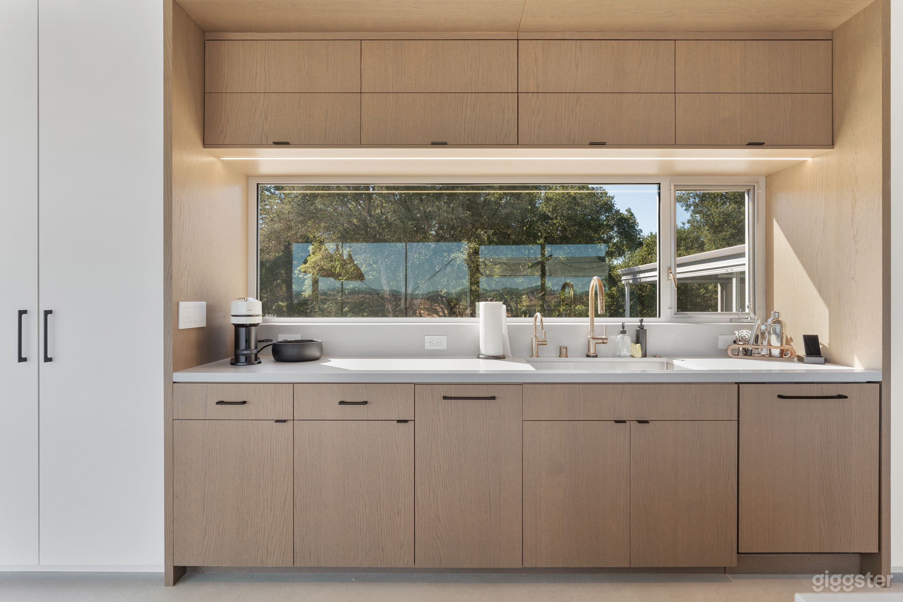 Modern Wine Country House Photo 4