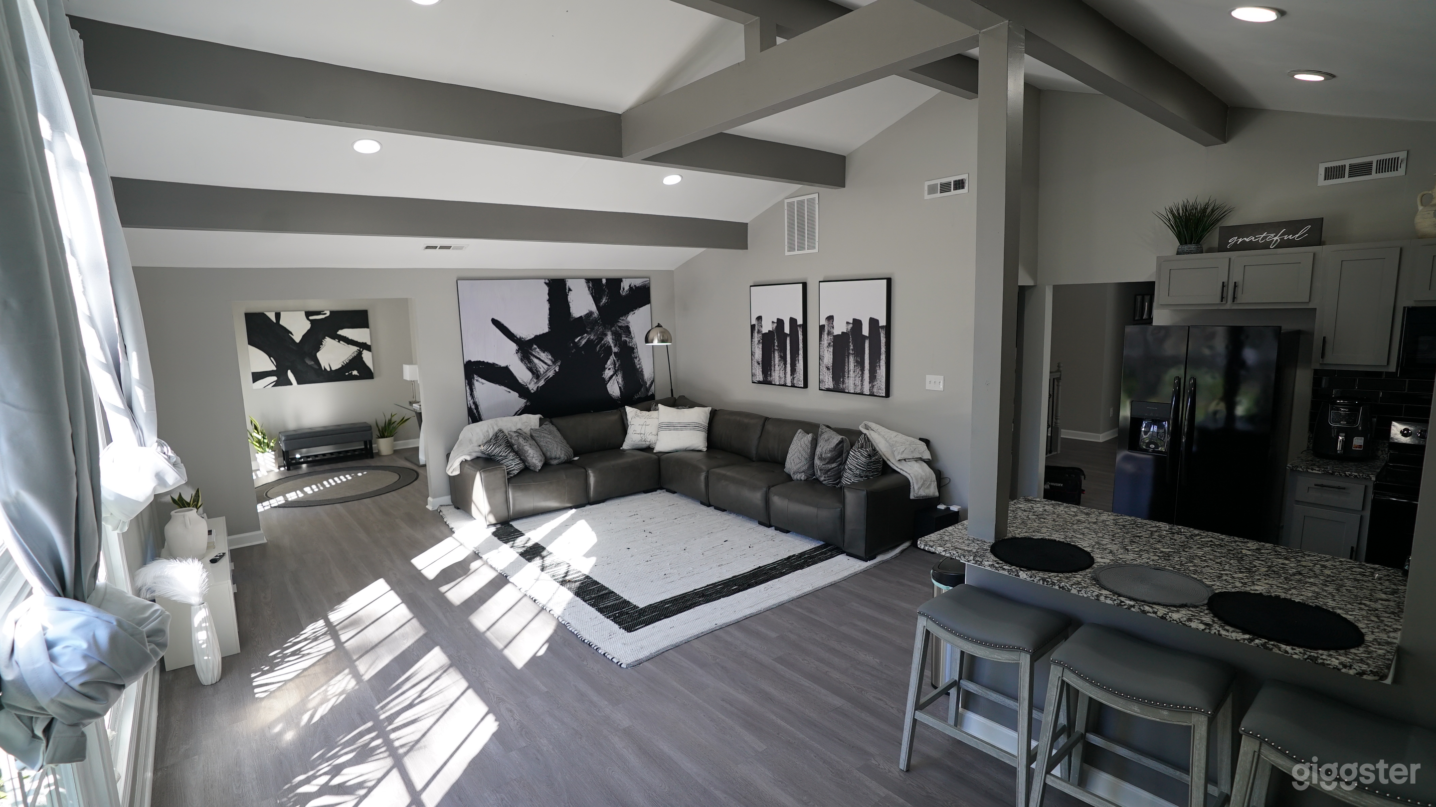 Modern Comfort Space for Production and Meetings Photo 4