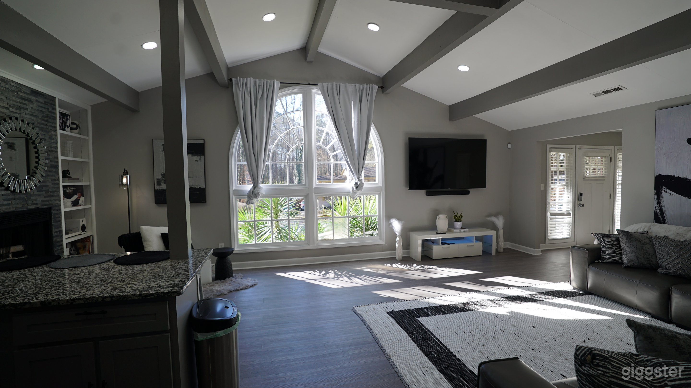 Modern Comfort Space for Production and Meetings Photo 2