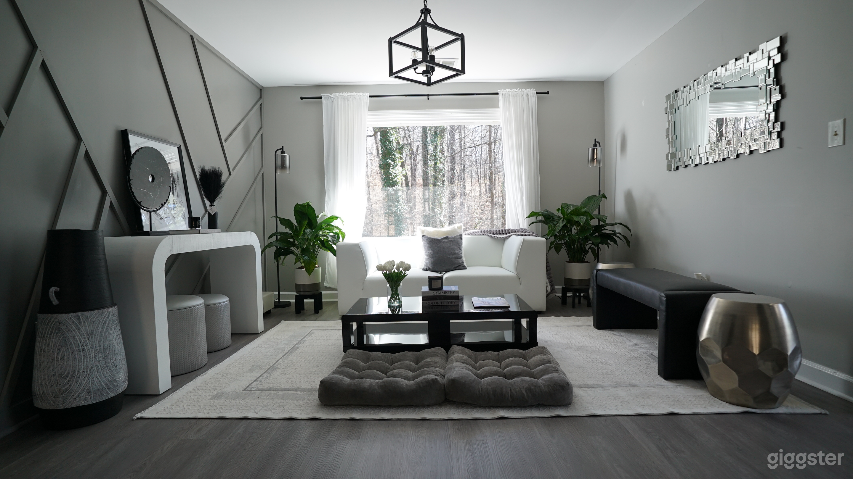 Modern Comfort Space for Production and Meetings Photo 1