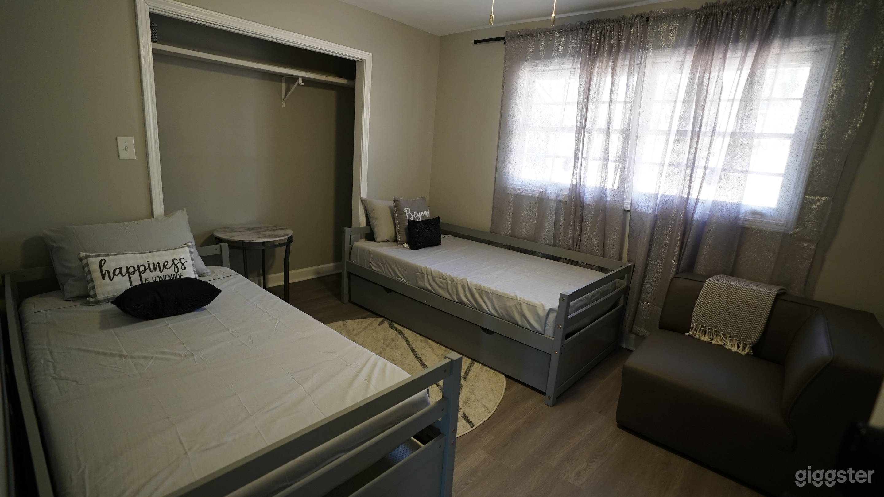 Modern Comfort Space for Production and Meetings Photo 3