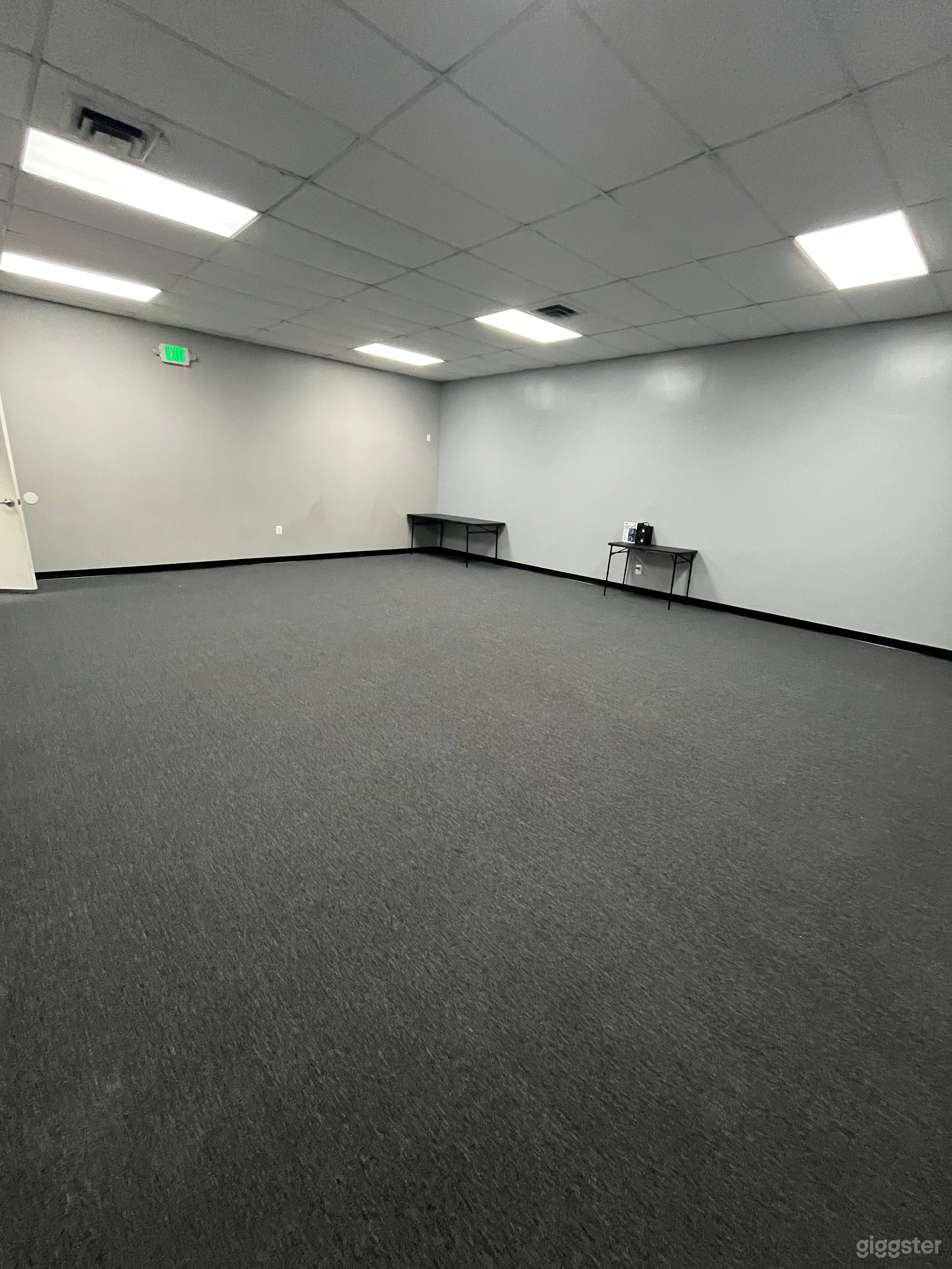 Studio (2) Ideal for meetings, seminars, yoga/meditation, small rehearsals or additional changing space for big events.