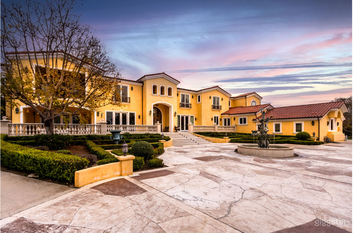 Lavish Santa Fe Mansion with Breathtaking Views Photo 2