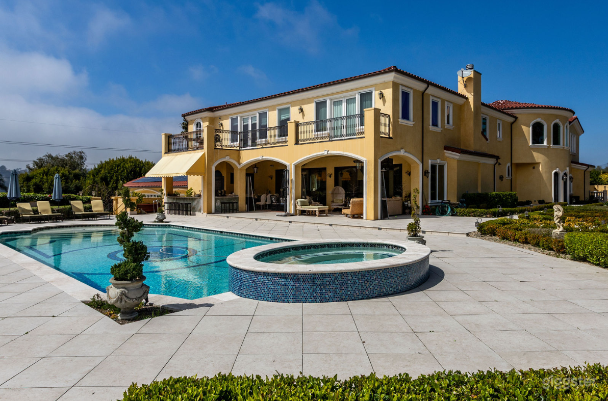 Lavish Santa Fe Mansion with Breathtaking Views Photo 4