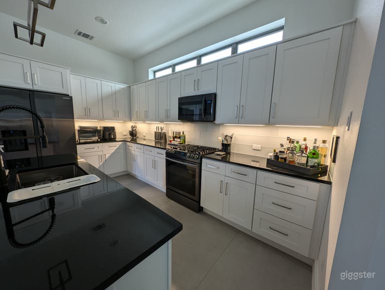  The glass tile backsplash can be warm or cool in color, depending on the lighting (shown here with under cabinet lights on). 