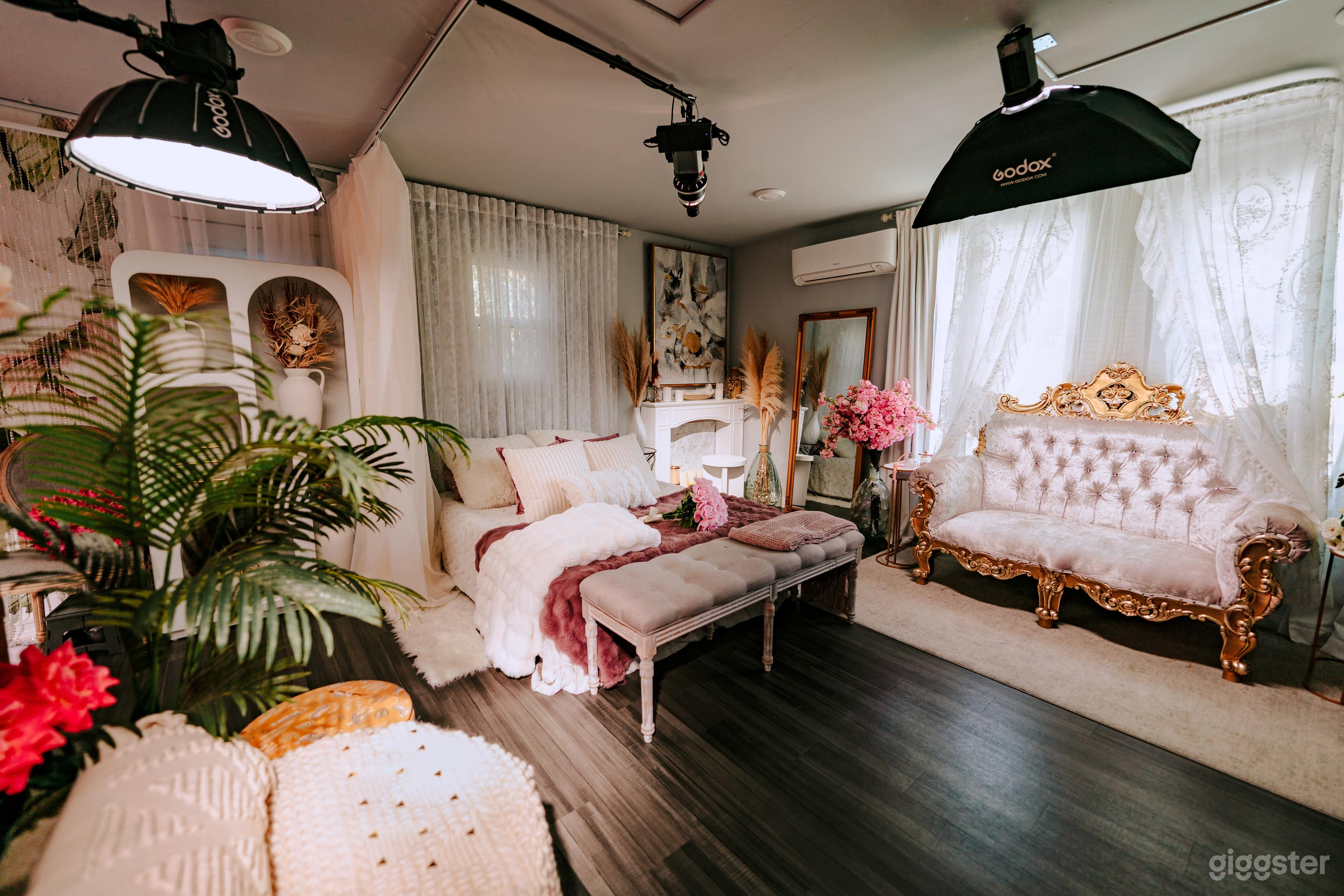 Dark &amp; Moody Bedroom + Steamy Shower + Free Lights Photo 1