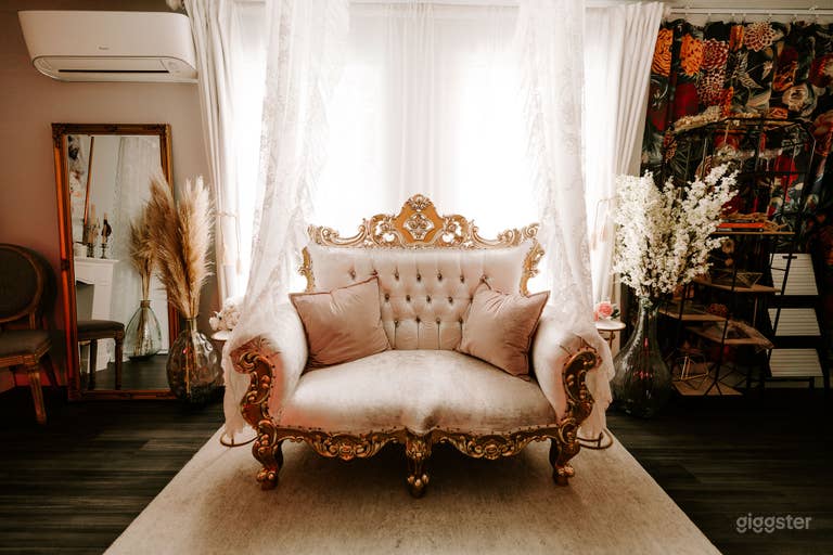  Dark & Moody Bedroom + Steamy Shower + Free Lights 