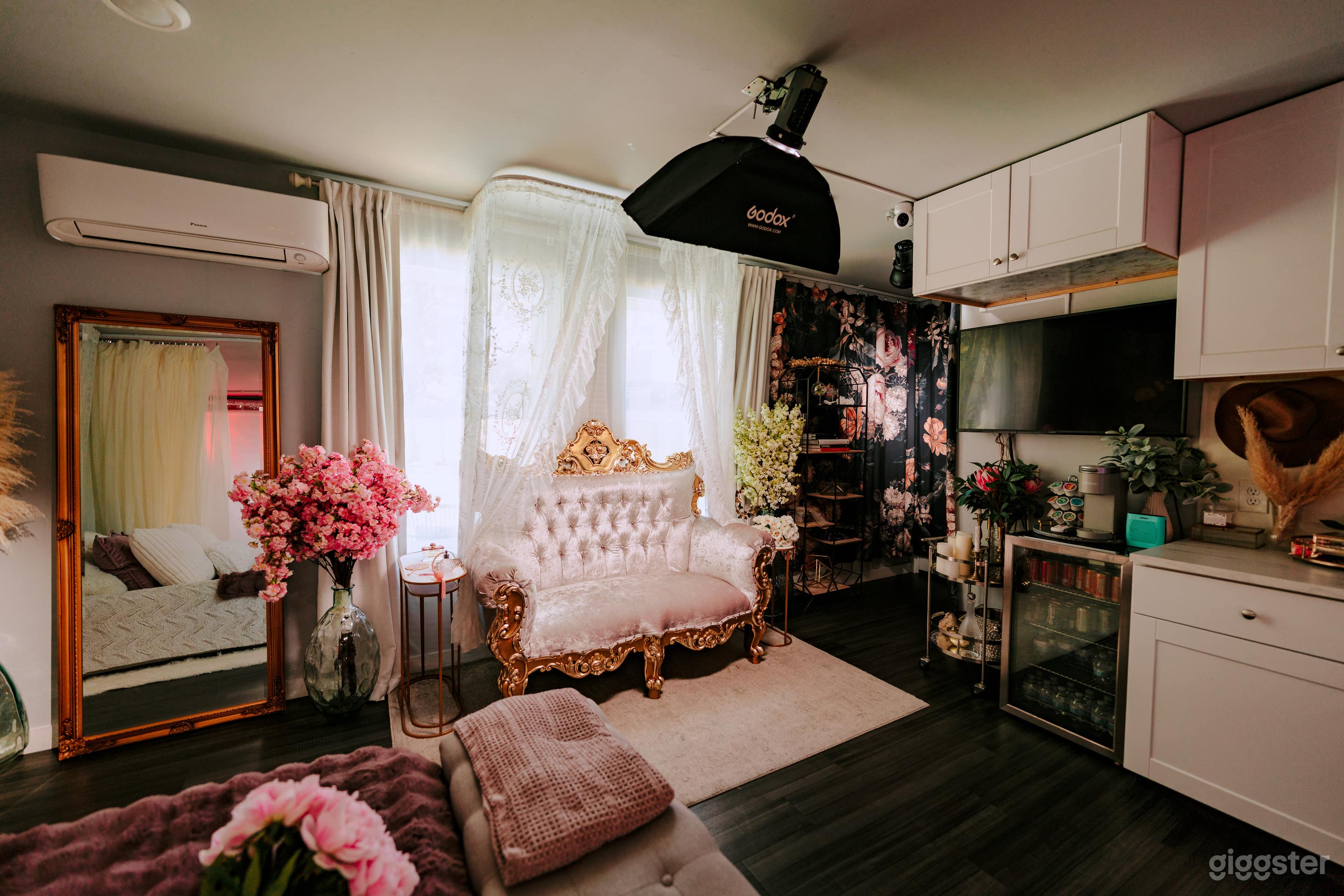 Dark &amp; Moody Bedroom + Steamy Shower + Free Lights Photo 2