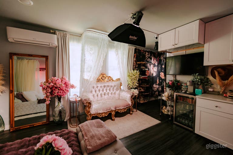  Dark & Moody Bedroom + Steamy Shower + Free Lights 