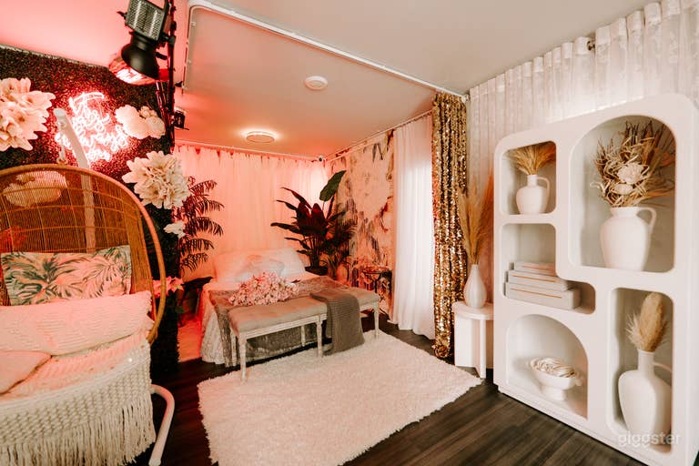  Dark & Moody Bedroom + Steamy Shower + Free Lights 