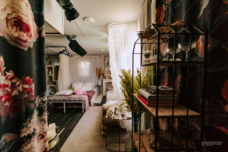  Dark & Moody Bedroom + Steamy Shower + Free Lights 