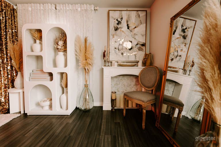  Dark & Moody Bedroom + Steamy Shower + Free Lights 