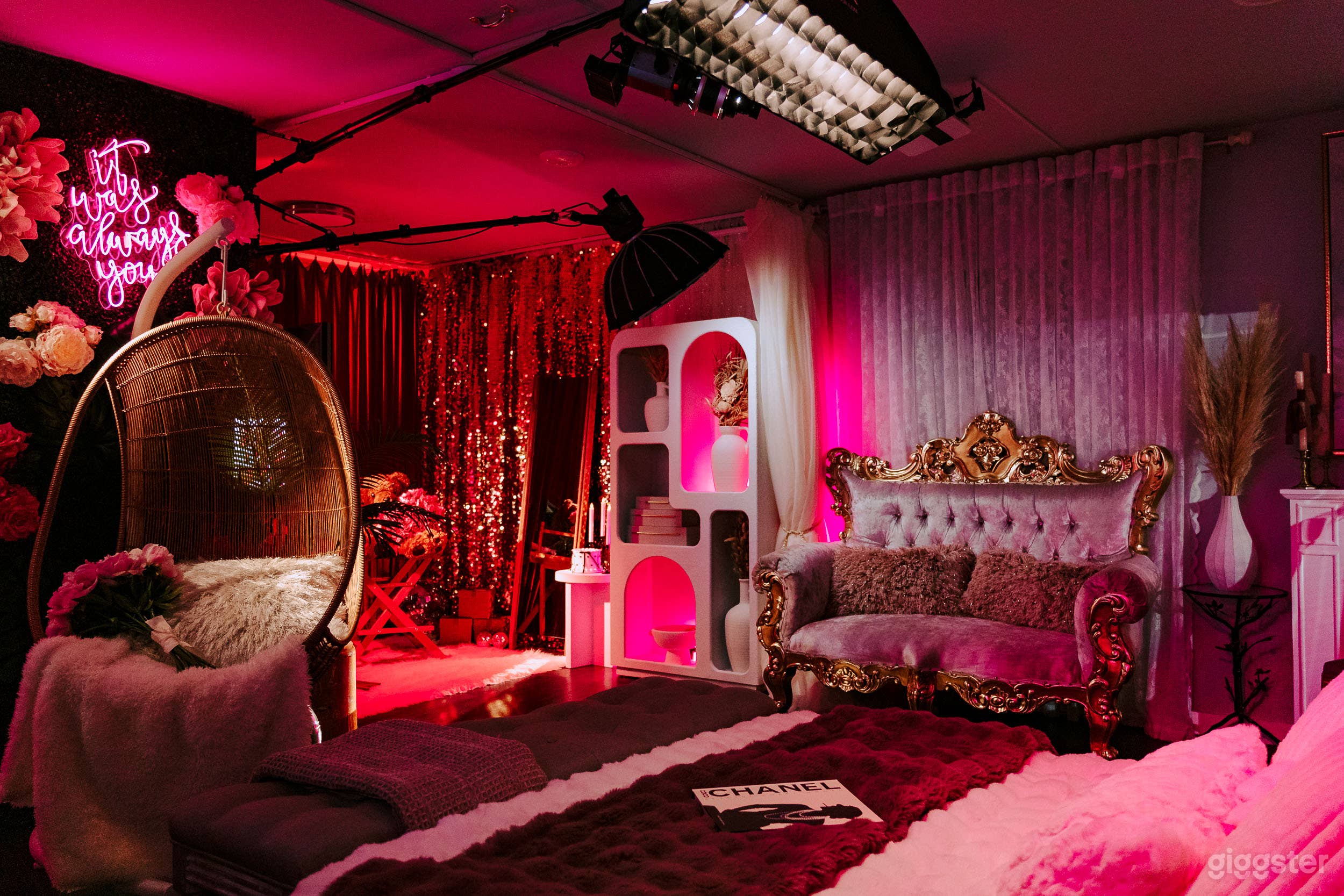 Sexy Valentine Giant Bow + Bed + Love Seat Photo 2